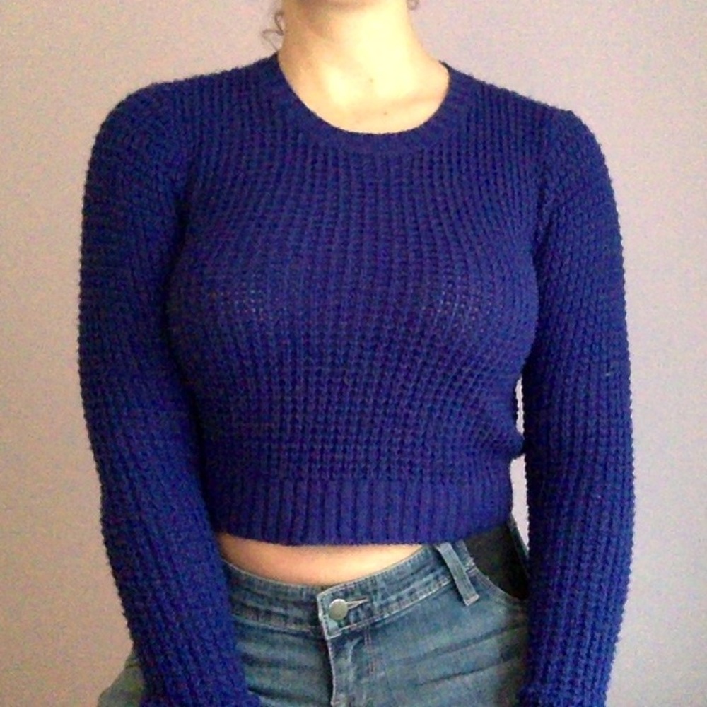 Cropped sweater with zipper back